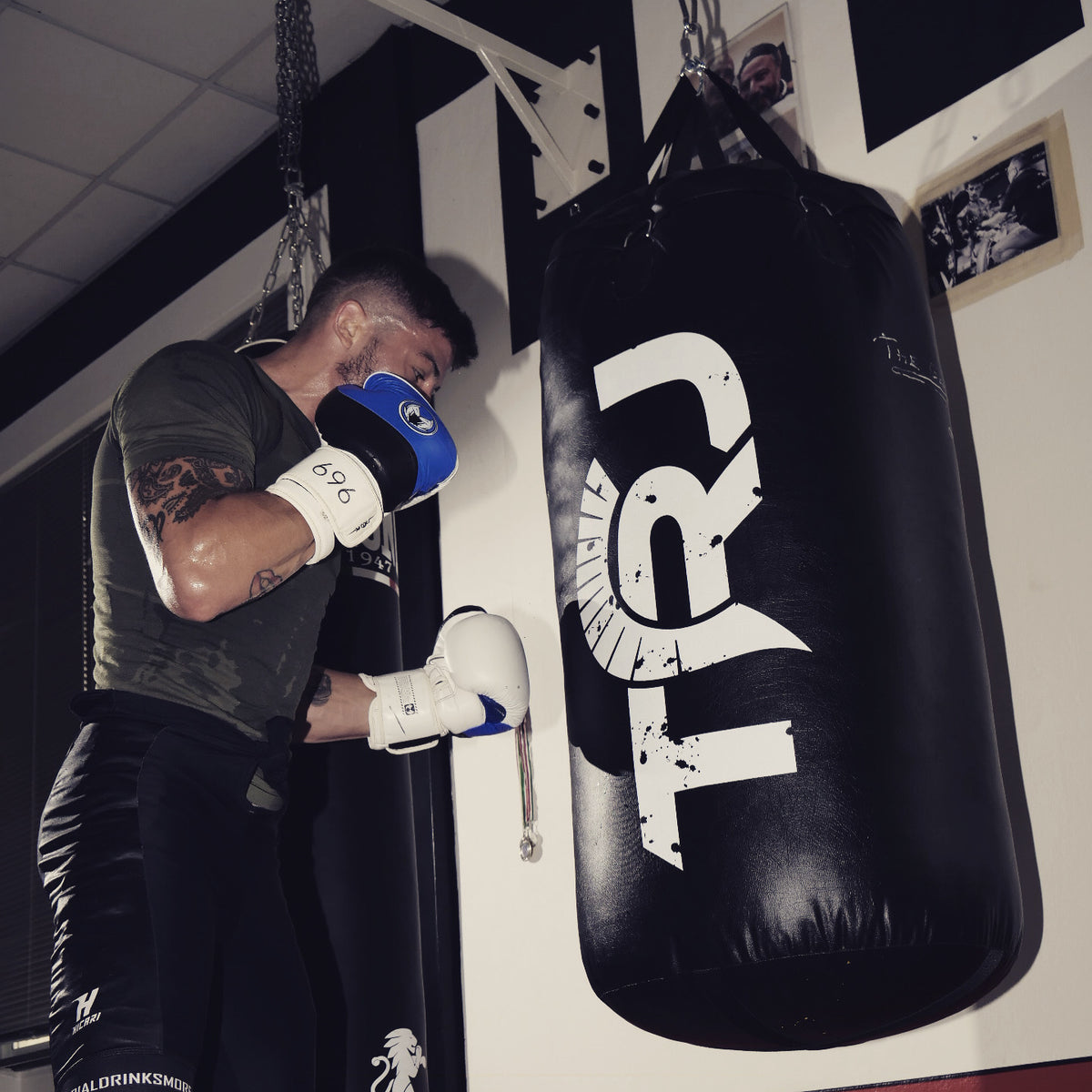 Atleta TRJ durante l’allenamento con sacco da boxe professionale Made in Italy